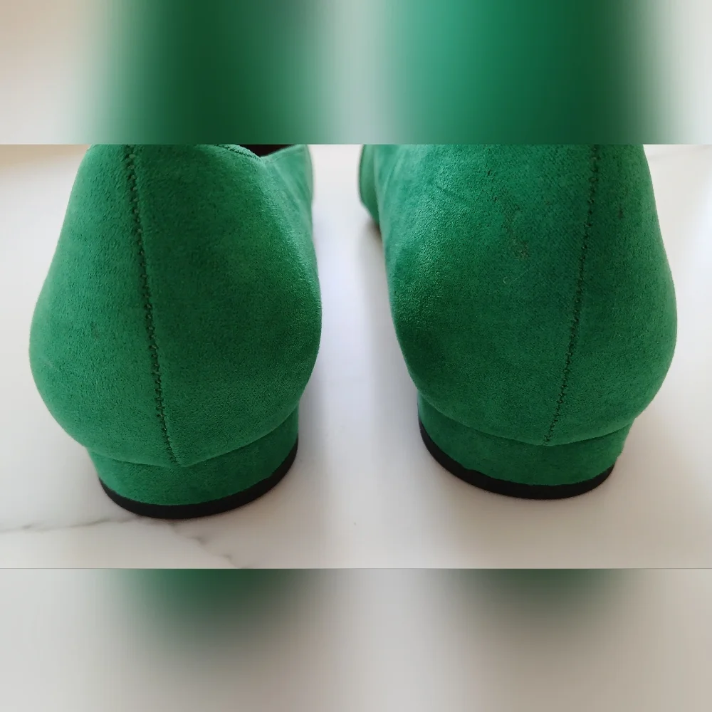NWOT Elegant Green Faux Suede Women's Shoes with Gold-tone Embellished Buckle - Picture 5 of 8